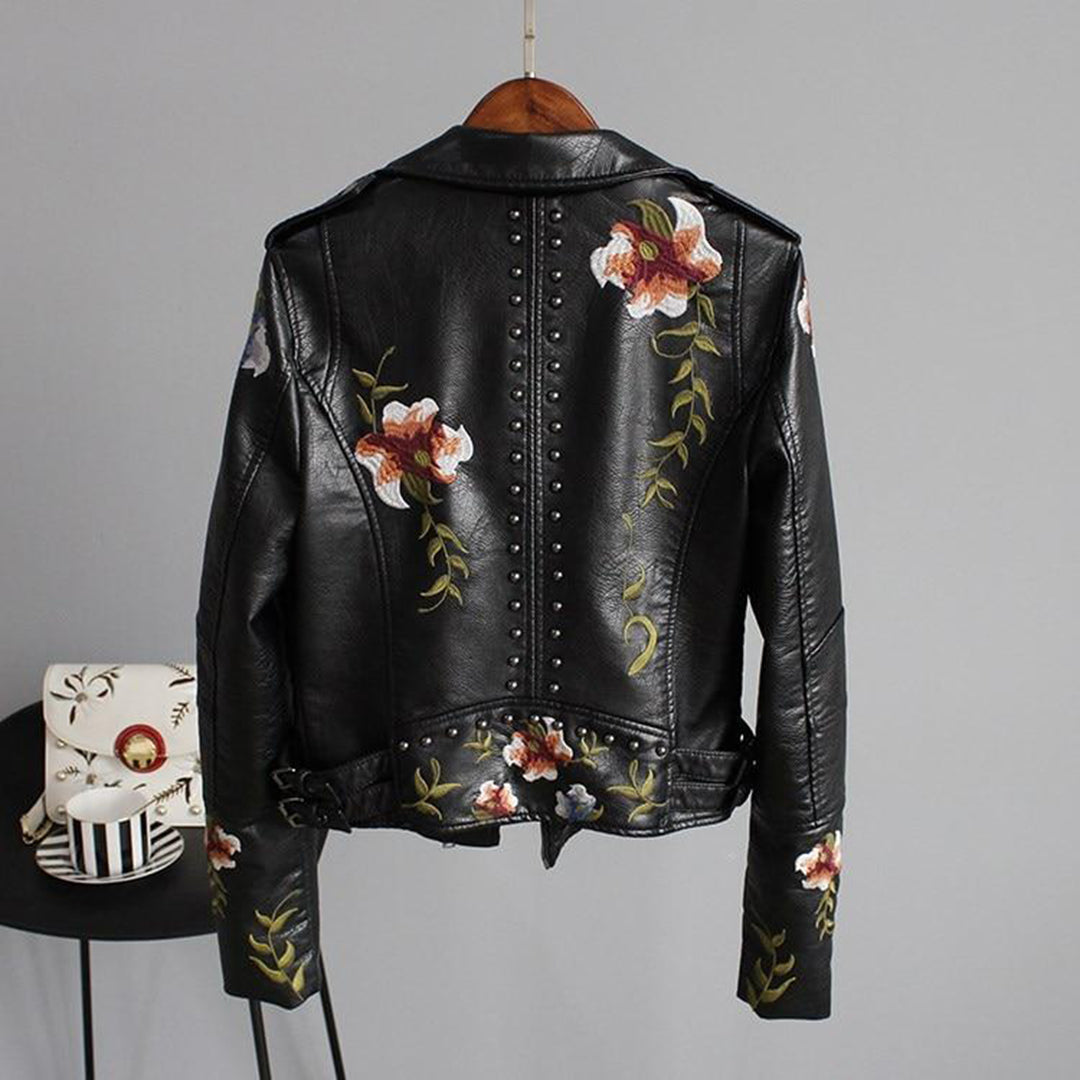 Skinnjakke for kvinner – Bikerstil – Blomsterbrodert – Asymmetrisk glidelås – Metallnagler